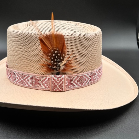 H18 Hat Gallero Style in Cream Color with Feather Medium - Picture 7 of 11